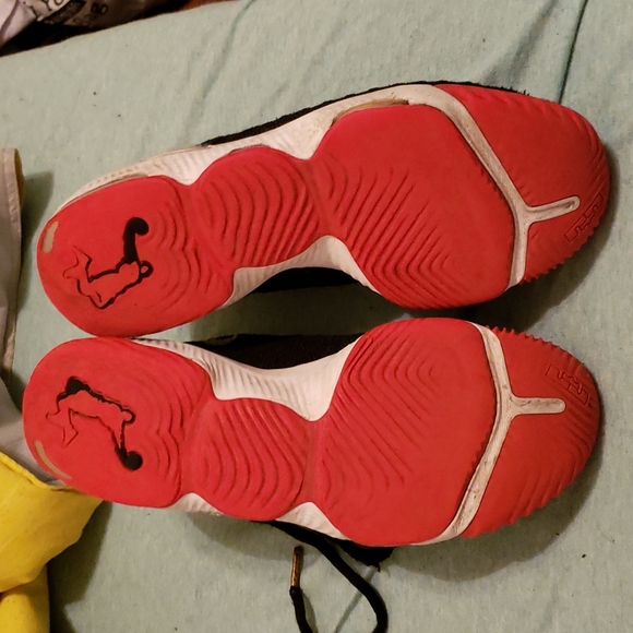 Labron 16 - Picture 2 of 4